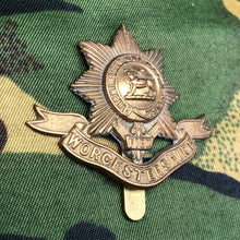 Lade das Bild in den Galerie-Viewer, Original WW1 British Cap Badge - Worcestershire Regiment - The Militaria Shop