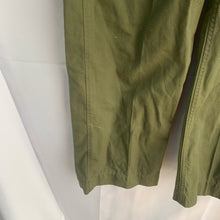 Lade das Bild in den Galerie-Viewer, Genuine British Army OD Green Lightweight Trousers - Size 26" Waist - The Militaria Shop