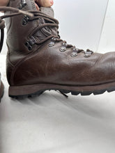 Lade das Bild in den Galerie-Viewer, British Army Surplus Brown Leather Combat Boots - ITURRI - Size UK 9 M - The Militaria Shop