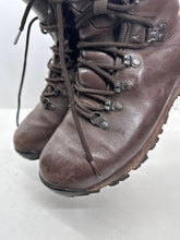 Lade das Bild in den Galerie-Viewer, British Army Surplus Brown Leather Combat Boots - ITURRI - Size UK 7 M - The Militaria Shop