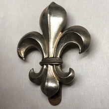 Load image into Gallery viewer, Original WW1 British Army Manchester Regiment Cap Badge - The Militaria Shop