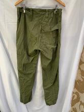 Charger l'image dans la galerie, Genuine British Army Surplus Lightweight Men's Trousers - Size 31" Waist - The Militaria Shop