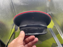 Lade das Bild in den Galerie-Viewer, Original British Army Dragoons Peaked Cap and Paper - Size 57cm - The Militaria Shop