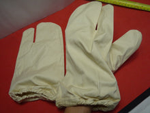 Charger l'image dans la galerie, Original WW2 British Army Gunners Winter White Gloves - Dated 1941 - The Militaria Shop