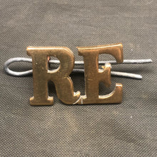 Load image into Gallery viewer, Original WW1 British Army Royal Engineers RE Brass Shoulder Title - The Militaria Shop