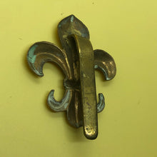 Load image into Gallery viewer, Original WW1 British Army Manchester Regiment Fleur du Lis Cap Badge - The Militaria Shop