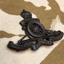 Load image into Gallery viewer, Original WW2 British Army Royal Artillery Officers Bronze Cap Badge - The Militaria Shop
