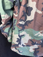 Lade das Bild in den Galerie-Viewer, Genuine US M65 Woodland Camouflage Field Jacket - Medium Regular - The Militaria Shop