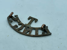 Lade das Bild in den Galerie-Viewer, Original WW1 British Army King's Territorial Regiment Shoulder Title - The Militaria Shop
