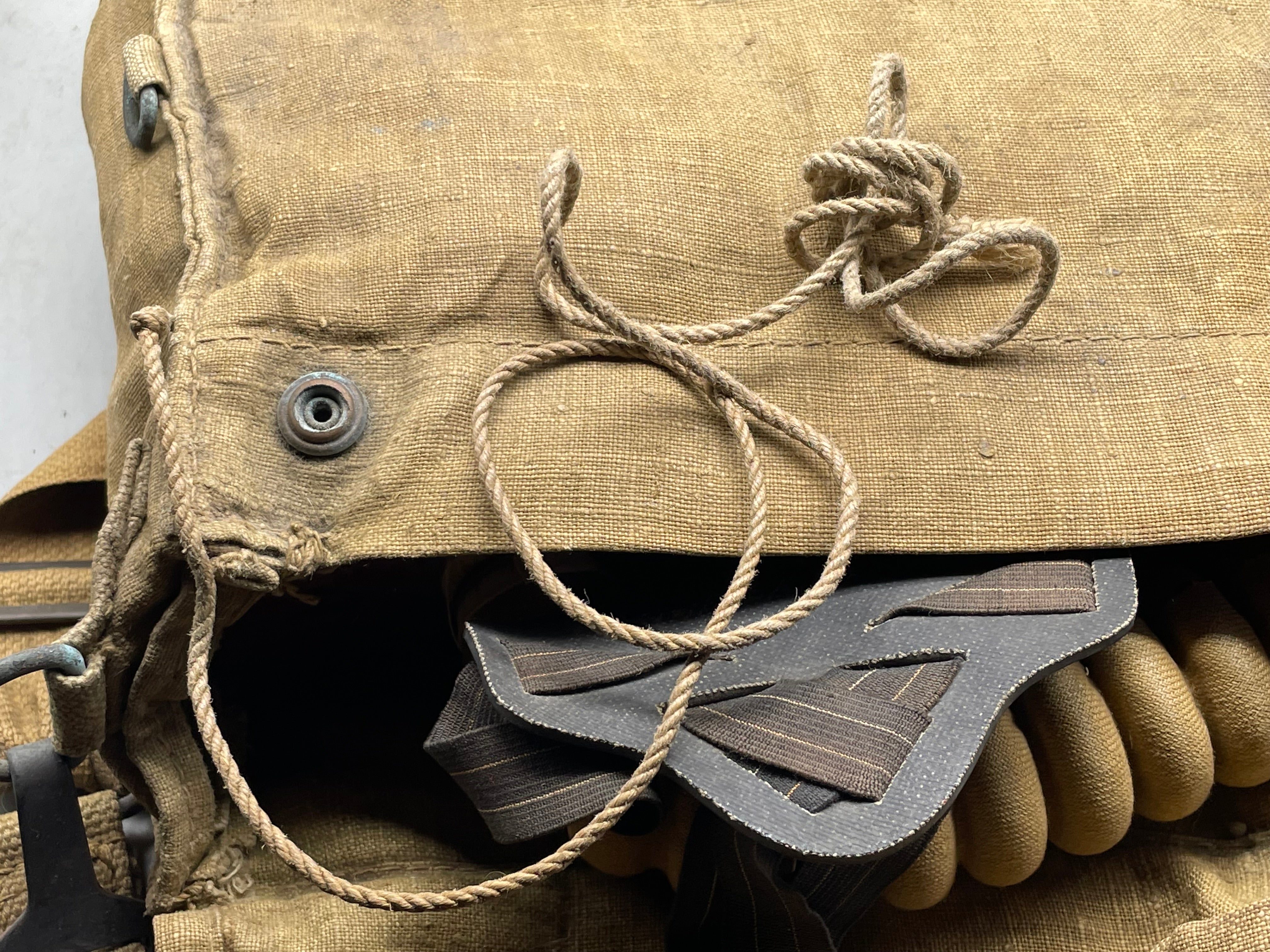 British Army Soldier Gas Mask GSR Respirator - Original 1940 Dated Bag - The Militaria Shop