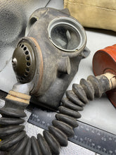 Lade das Bild in den Galerie-Viewer, Original WW2 British Army General Service Respirator & Bag in excellent condition - The Militaria Shop