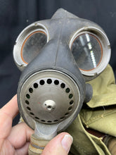 Charger l'image dans la galerie, Original WW2 British Army General Service Respirator & Bag in excellent condition - The Militaria Shop