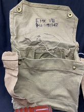 Charger l'image dans la galerie, Original WW2 British Army General Service Respirator & Bag in excellent condition - The Militaria Shop