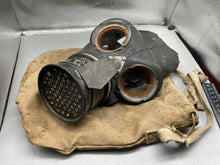 Charger l'image dans la galerie, Original British Home Front Warden's Gas Mask in Correct Canvas Bag - The Militaria Shop