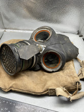 Charger l'image dans la galerie, Original British Home Front Warden's Gas Mask in Correct Canvas Bag - The Militaria Shop