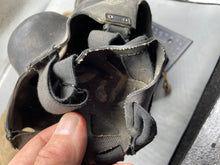 Charger l'image dans la galerie, Original British Home Front Warden's Gas Mask in Correct Canvas Bag - The Militaria Shop