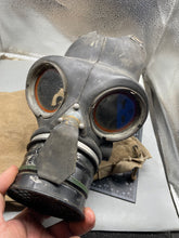 Charger l'image dans la galerie, Original British Home Front Warden's Gas Mask in Correct Canvas Bag - The Militaria Shop
