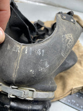 Charger l'image dans la galerie, Original British Home Front Warden's Gas Mask in Correct Canvas Bag - The Militaria Shop