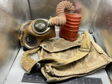 Charger l'image dans la galerie, Original WW2 British Army General Service Respirator & Bag in excellent condition