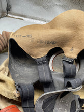 Charger l'image dans la galerie, Original WW2 British Army General Service Respirator & Bag in excellent condition