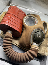 Charger l'image dans la galerie, Original WW2 British Army General Service Respirator & Bag in excellent condition