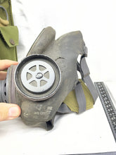 Lade das Bild in den Galerie-Viewer, Original WW2 British Army Assault Gas Mask Set