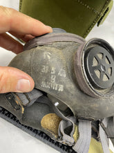 Lade das Bild in den Galerie-Viewer, Original WW2 British Army Assault Gas Mask Set