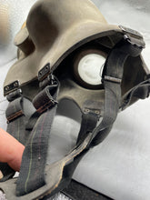 Charger l'image dans la galerie, WW2 British Home Front Wardens / Fire Watchers Gas Mask - ARP - The Militaria Shop
