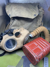 Lade das Bild in den Galerie-Viewer, Original WW2 British Army T-Mic GSR General Service Respirator Gas Mask Set