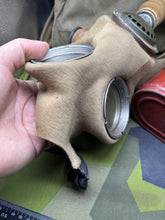 Lade das Bild in den Galerie-Viewer, Original WW2 British Army T-Mic GSR General Service Respirator Gas Mask Set
