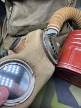 Lade das Bild in den Galerie-Viewer, Original WW2 British Army T-Mic GSR General Service Respirator Gas Mask Set