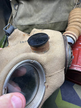 Lade das Bild in den Galerie-Viewer, Original WW2 British Army T-Mic GSR General Service Respirator Gas Mask Set