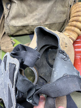 Lade das Bild in den Galerie-Viewer, Original WW2 British Army T-Mic GSR General Service Respirator Gas Mask Set