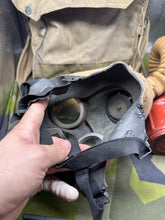 Lade das Bild in den Galerie-Viewer, Original WW2 British Army T-Mic GSR General Service Respirator Gas Mask Set