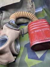 Lade das Bild in den Galerie-Viewer, Original WW2 British Army T-Mic GSR General Service Respirator Gas Mask Set