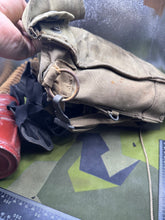 Lade das Bild in den Galerie-Viewer, Original WW2 British Army T-Mic GSR General Service Respirator Gas Mask Set