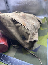Lade das Bild in den Galerie-Viewer, Original WW2 British Army T-Mic GSR General Service Respirator Gas Mask Set