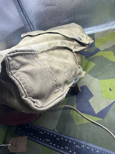 Lade das Bild in den Galerie-Viewer, Original WW2 British Army T-Mic GSR General Service Respirator Gas Mask Set