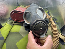 Charger l'image dans la galerie, Original WW2 British Army Long-Hose Gas Mask with Bag - The Militaria Shop