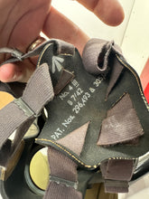 Charger l'image dans la galerie, Original WW2 British Civil Defence ARP Service Respirator Gas Mask - Complete