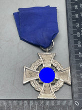 Charger l'image dans la galerie, Original WW2 German 25 Years Faithful Service Medal with Ribbon - The Militaria Shop
