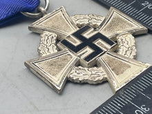 Charger l'image dans la galerie, Original WW2 German 25 Years Faithful Service Medal with Ribbon - The Militaria Shop