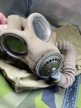 Load image into Gallery viewer, Original WW2 British Army GSR General Service Respirator Gas Mask Set (Coloured Filter)