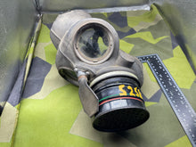 Charger l'image dans la galerie, WW2 British Home Front Warden's Gas Mask
