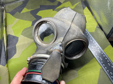 Charger l'image dans la galerie, WW2 British Home Front Warden's Gas Mask