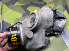 Charger l'image dans la galerie, WW2 British Home Front Warden's Gas Mask
