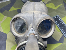 Charger l'image dans la galerie, WW2 British Home Front Warden's Gas Mask
