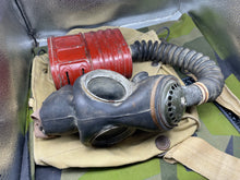 Charger l'image dans la galerie, Original WW2 British Army GSR General Service Respirator Gas Mask Set