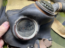 Charger l'image dans la galerie, Original WW2 British Army GSR General Service Respirator Gas Mask Set
