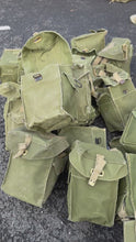 Charger et lire la vidéo dans la visionneuse de la Galerie, Original WW2 British Army Lightweight Assault Gas Mask & Bag Set